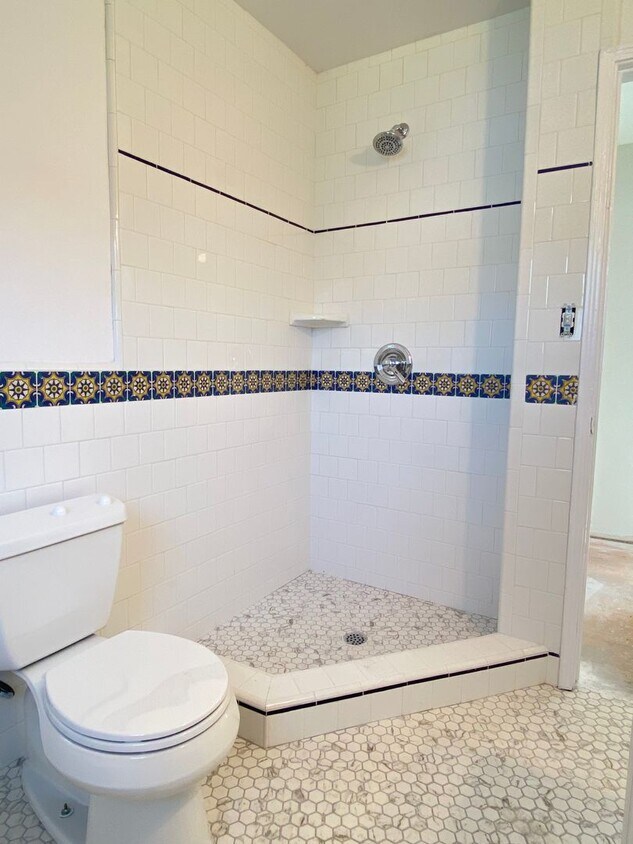 Foto del edificio - UPCOMING FULLY REMODELED AND UPDATED 3BD/1...