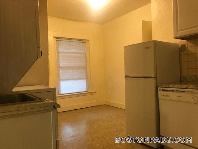 Building Photo - 8 Adella Pl