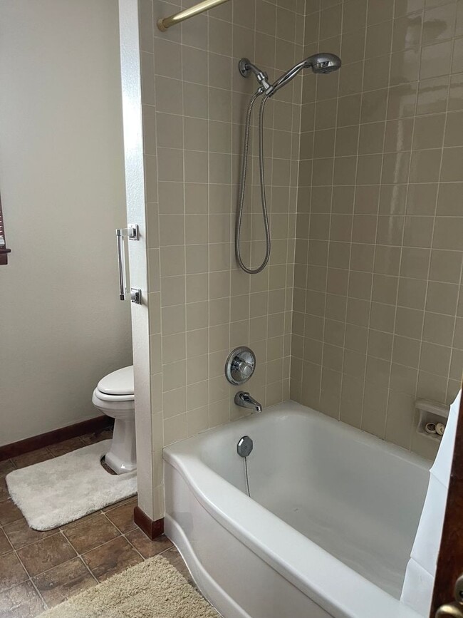 Building Photo - 3 BEDROOM 2 BATHROOM HOUSE FOR RENT