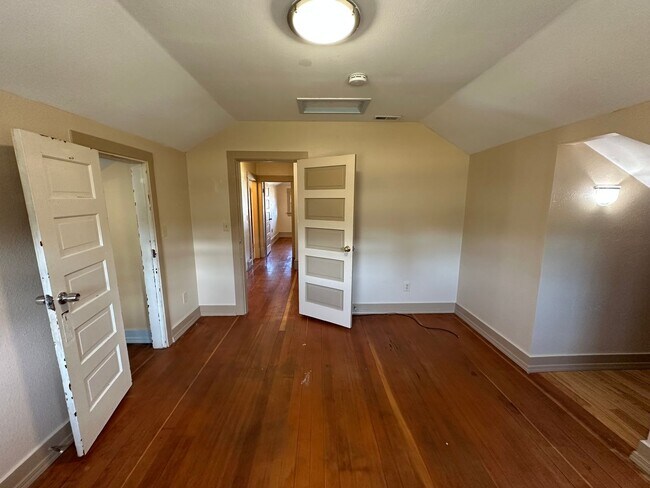 Building Photo - MOVE IN SPECIAL! 3 Bed 1 Bath Home close t...
