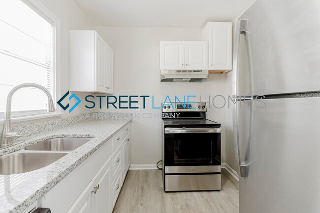 Building Photo - NOW OFFERING $250 OFF THE FIRST FULL MONTH...