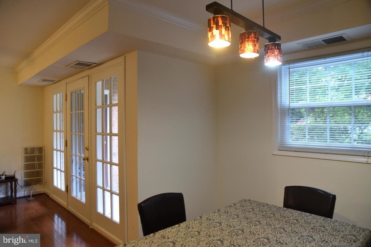 Building Photo - 3814 Lyndhurst Dr