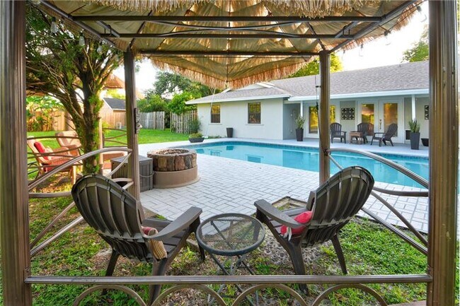 Foto del edificio - 166 Old Country Rd S