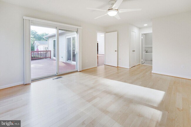 Foto del edificio - 8430 Hollis Ln