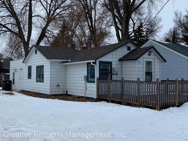 Building Photo - 3 br, 1 bath House - 401 3rd St. West