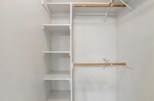 Building Photo - AMAZING ONE BEDROOM APARTMENT