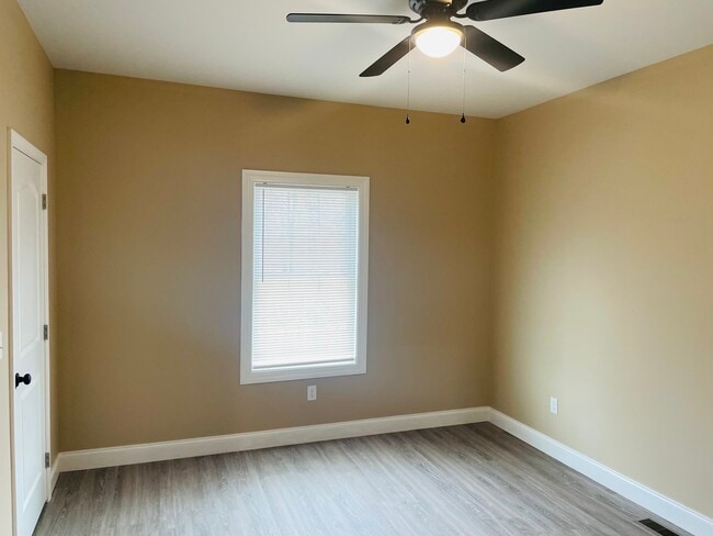 Building Photo - 235 Fairway Dr