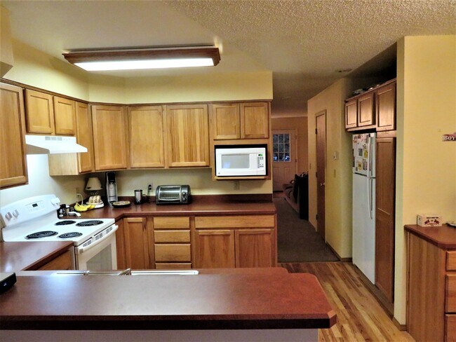 Foto del edificio - $2,670.95 with $500 Off the first month's rent, 3 Beds - 3 Baths, Townhouse in Lakewood with Cent...