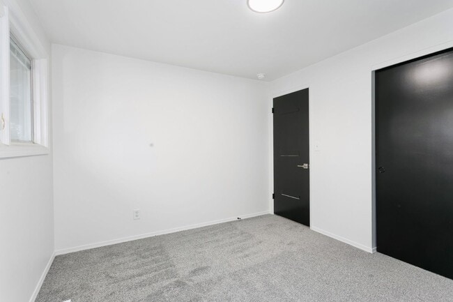 Building Photo - Remodeled Tacoma Duplex with Solar Panels & Fenced Yard **$500 OFF FIRST MONTHS RENT**