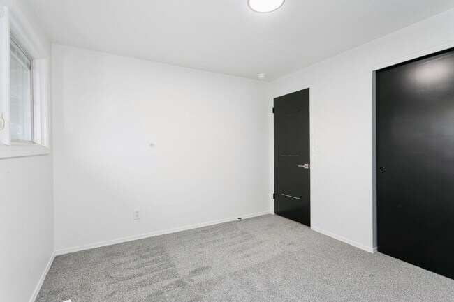 Foto del edificio - Remodeled Tacoma Duplex with Solar Panels & Fenced Yard **$500 OFF FIRST MONTHS RENT**