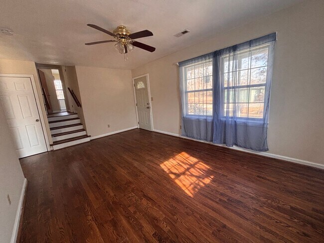 Building Photo - 3 Bedrooms- 1 Bathroom- House in Coosa!