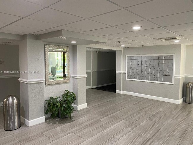 Building Photo - 901 Hillcrest Dr