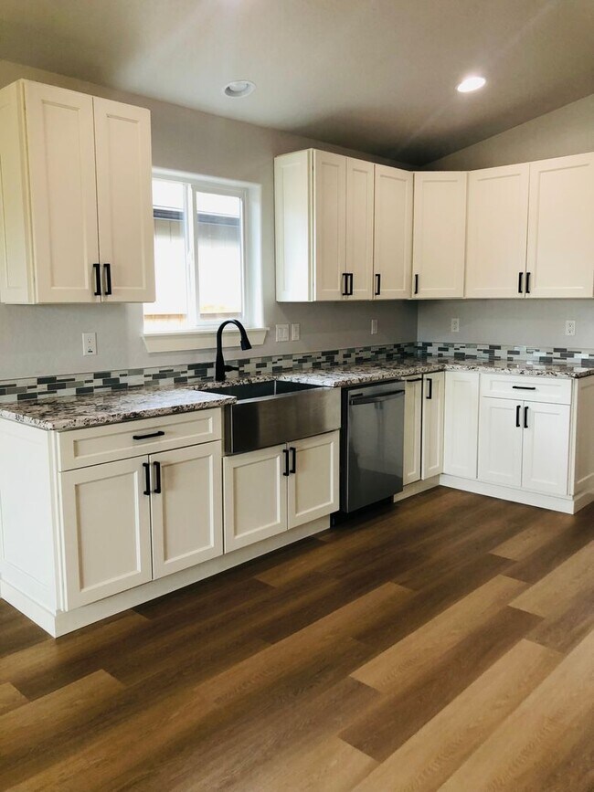 Building Photo - Brand New 3 Bedroom, 2 Bath In New Medford...