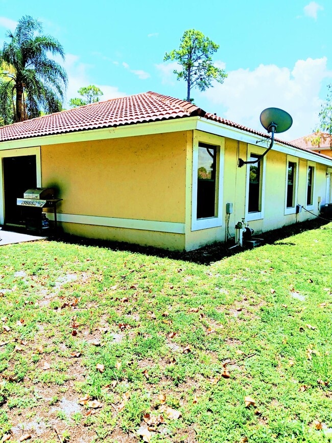 Building Photo - 1050 Staghorn St