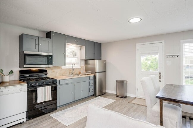 Building Photo - 5000 Lynndale Dr