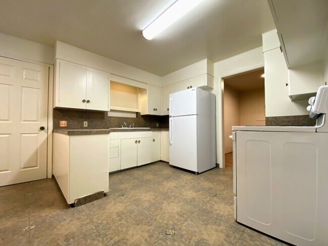 Building Photo - 3 br, 2 bath House - 622 W Pilger St