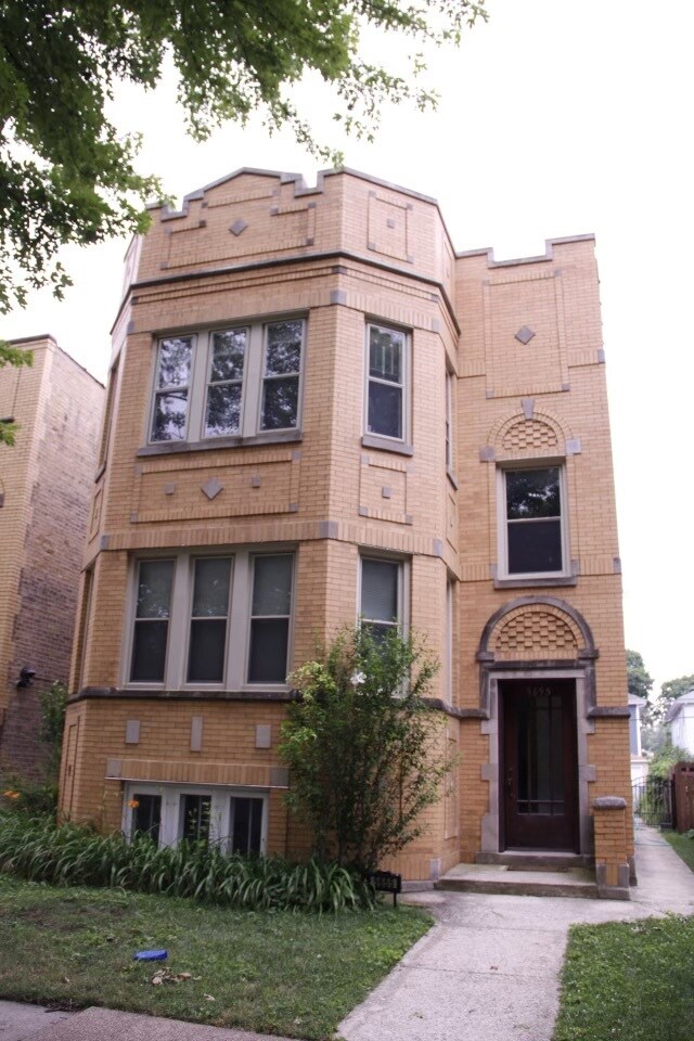 Buliding - 5655 W Ainslie St