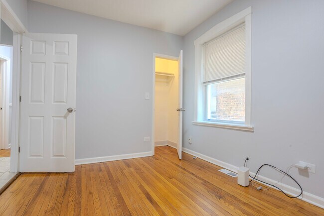 Foto del edificio - 1523 E 74th Pl