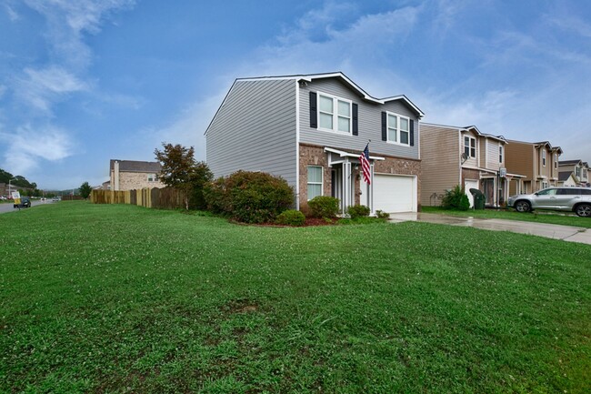 Building Photo - THREE BEDROOM/TWO BATH SPACIOUS HOME - OWE...