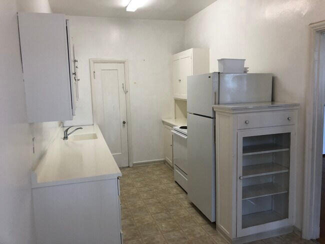 Kitchen - 789 El Camino Real