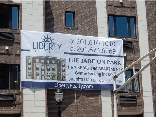 Building Photo - The Jade on Park