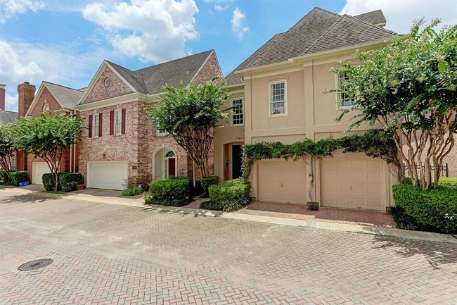 Building Photo - 5826 Tanglewood Park St