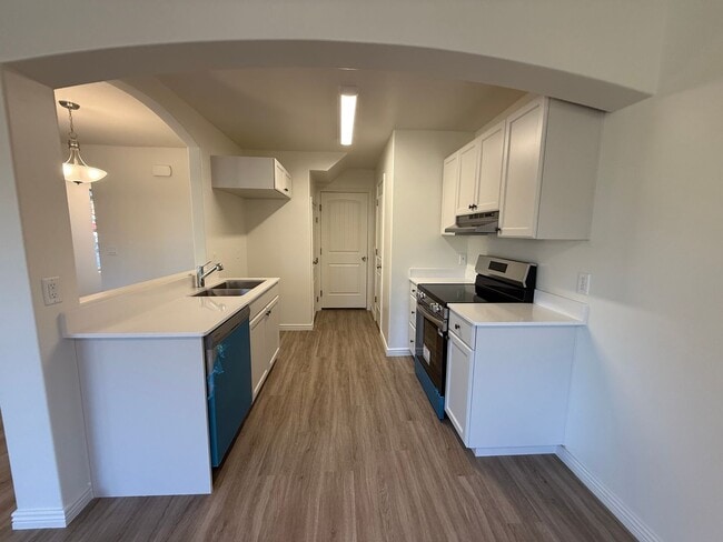 Building Photo - Remodeled Bluffview Townhome