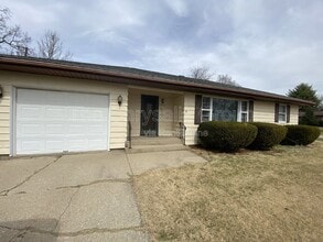 Building Photo - 2417 Circle Dr