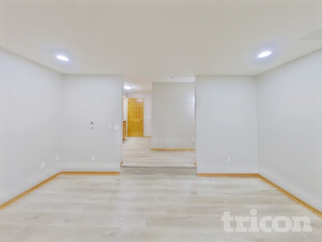 Building Photo - 209 Greenbriar Ln