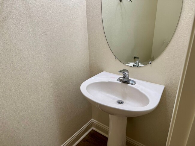 Building Photo - Newly Updated 3 Bedroom 2 1/2 Bath North M...