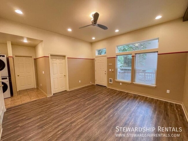 Building Photo - 600 E. 8th-