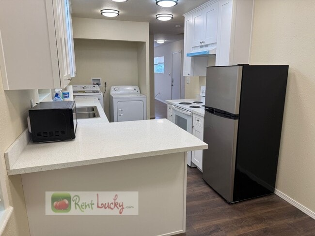Building Photo - Fully Remodeled & Super Cute 2-Bedroom Cot...