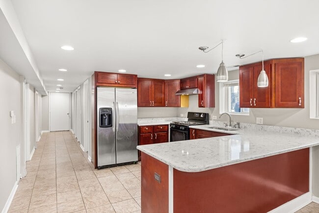 Building Photo - 1900 Highland Ave