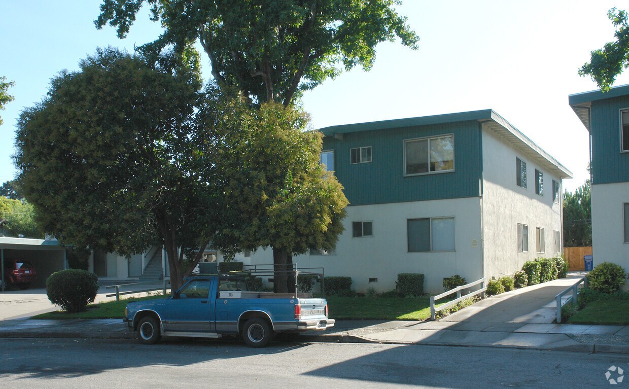 Foto del edificio - 1002-1008 Ravenscourt Ave