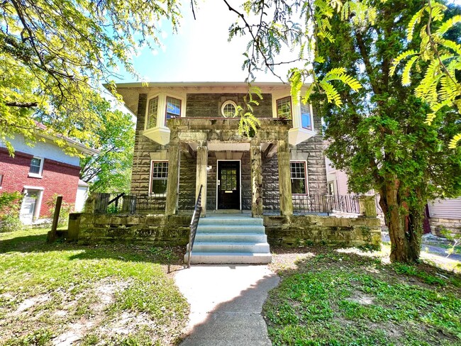 Building Photo - Updated Single Family in Dayton!