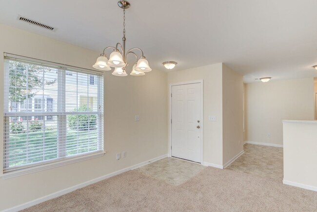 Foto del edificio - 3 Bedroom Townhouse in Wakefield with 1 Ca...