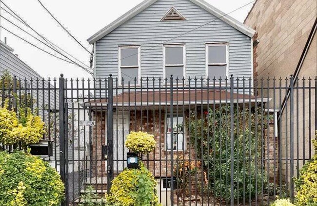 Building Photo - 8 Goble St