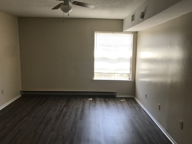 Building Photo - Newly Remodeled East Ridge Apartments!!