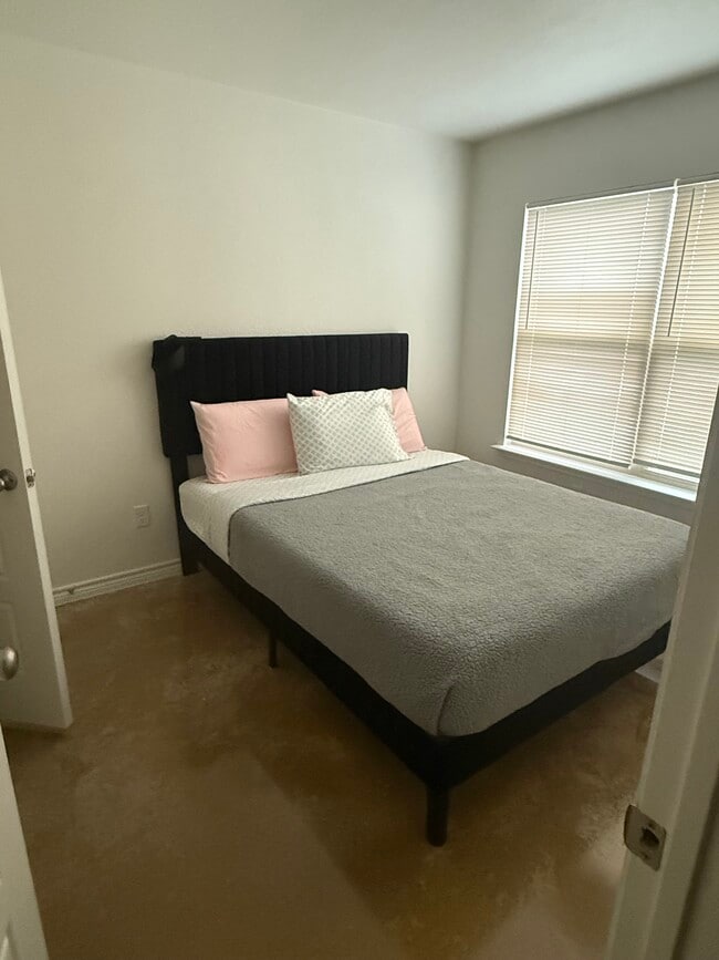 Foto del edificio - 1165 Lindsey Dr