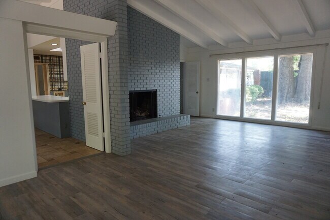 Foto del edificio - 2408 Hampstead Ln