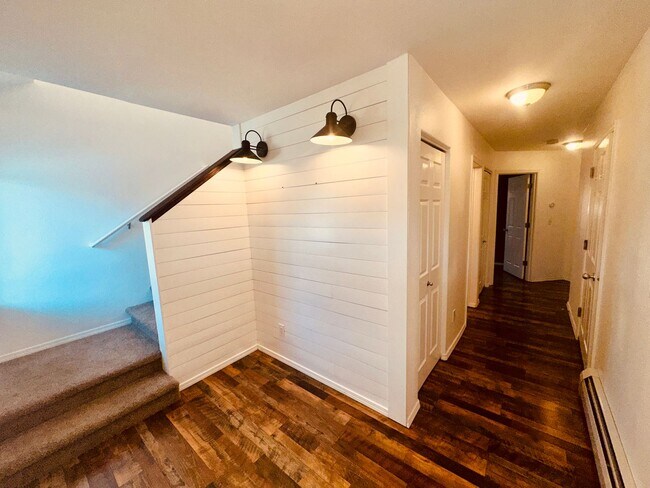 Building Photo - ROOM FOR RENT-ALL UTILITIES PAID BY OWNER!...
