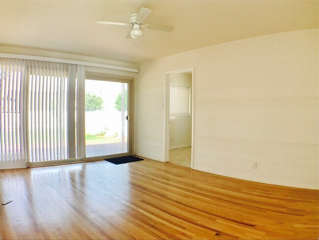 Foto del edificio - Minutes drive to the beach Hardwood flooring all throughout Large Deck with a Yard