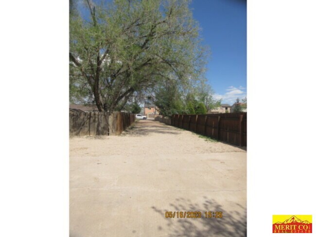 Building Photo - 2035 Fountain Mesa Rd