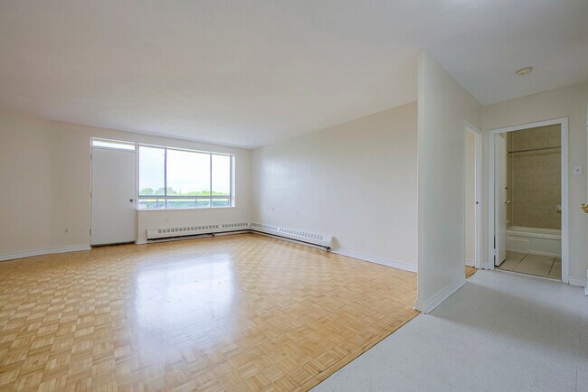 Photo du bâtiment - 350 The West Mall