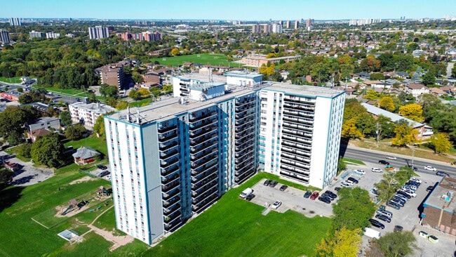 Building Photo - 1577 Lawrence Avenue West