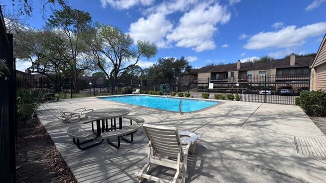 Foto del edificio - 10555 Turtlewood Ct