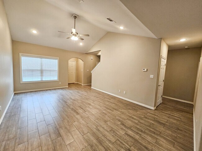 Foto del edificio - Spacious 3 Bedroom/2.5 Bathroom Chaffee Cr...