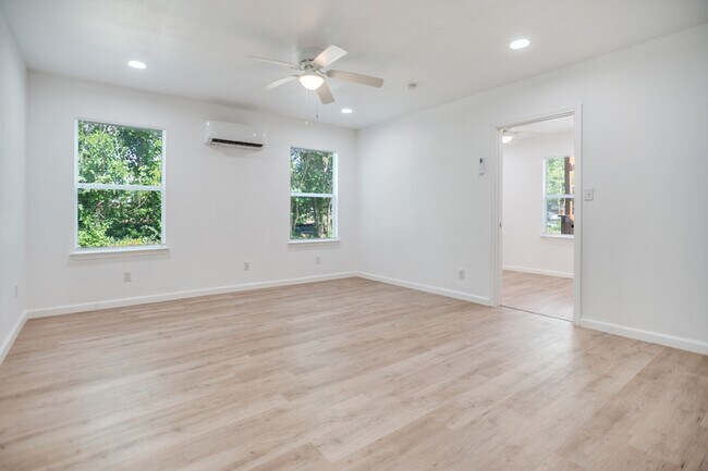 Building Photo - 905 W Abram St