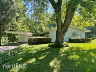 Primary Photo - 3 br, 1 bath House - 33 S Prairie St