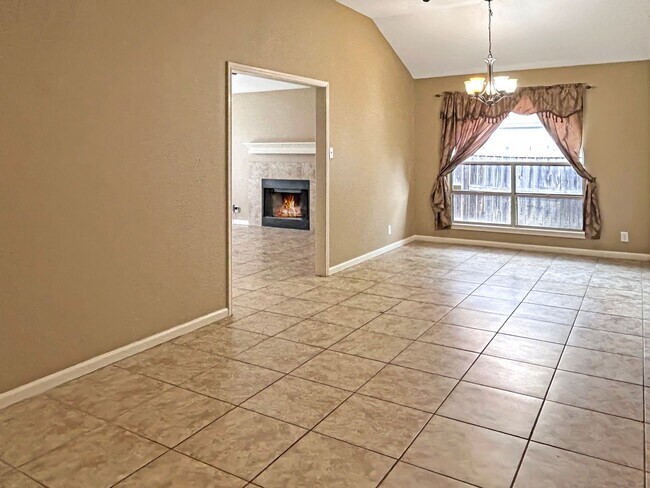 Foto del edificio - Charming 3-Bedroom Home in Great Northwest with Fireplace & Shaded Backyard